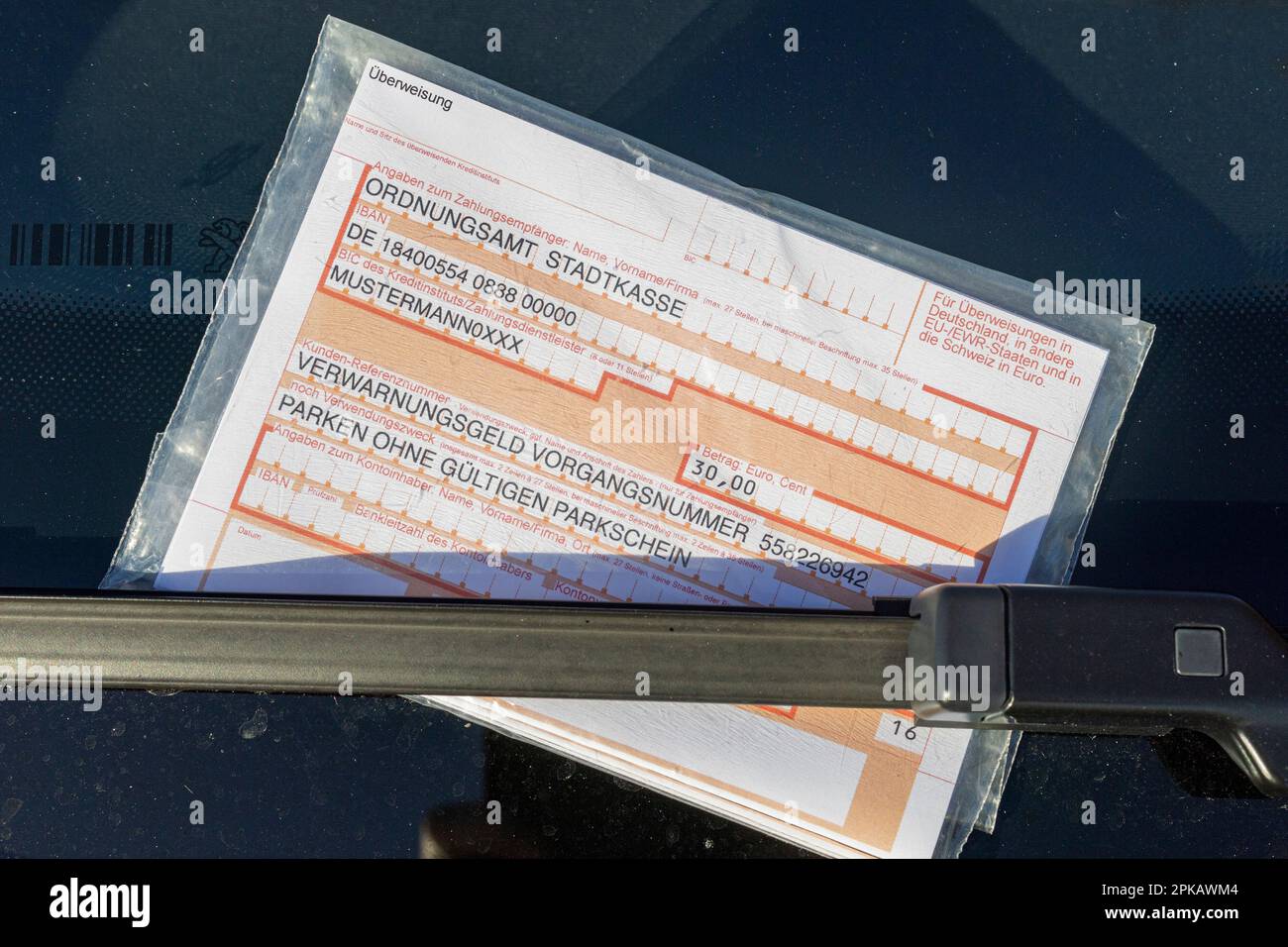 Richiesta di pagamento sul parabrezza di un'auto, biglietto per il parcheggio senza biglietto valido per il parcheggio, 30, - Euro, immagine simbolo, Wilhelmshaven, Bassa Sassonia, Germania Foto Stock