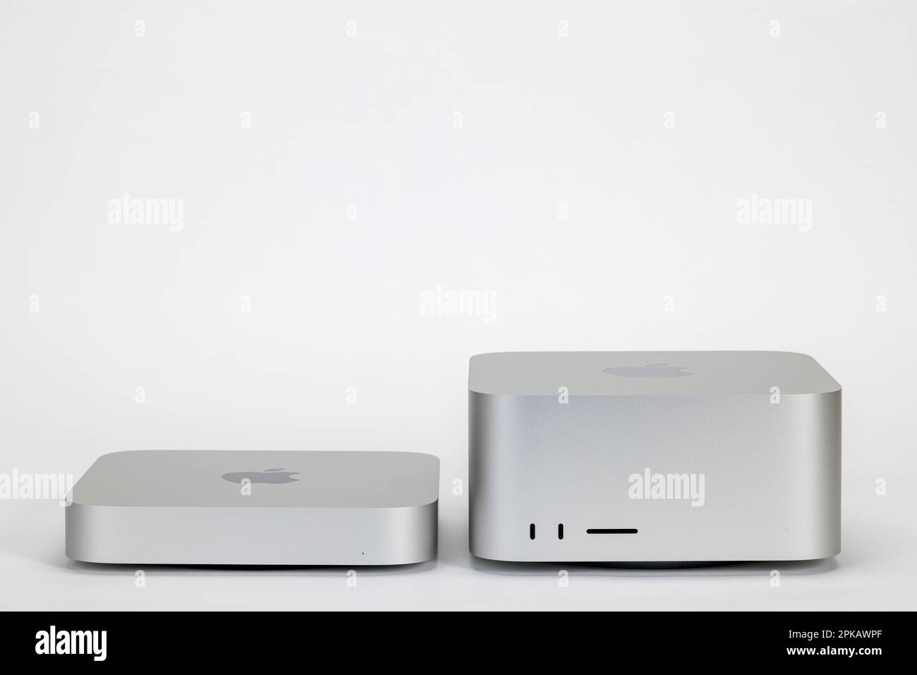 Apple Mac mini M1 e Mac Studio M1 Max, confronto dimensioni, sfondo bianco, Foto Stock