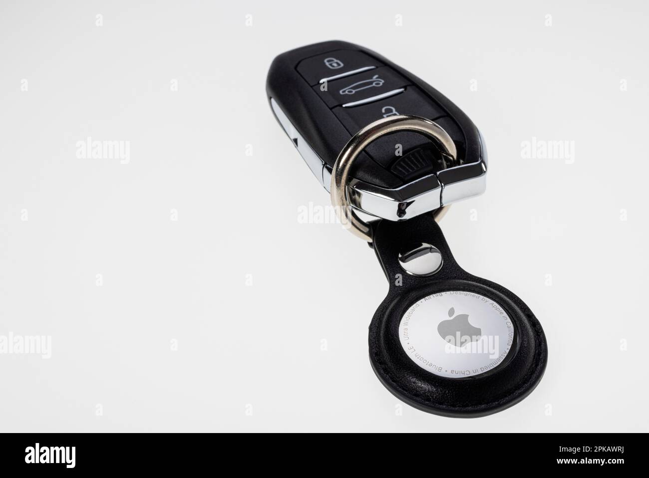Chiave per auto con portachiavi Apple AirTag, immagine icona, tag di  tracciamento, ricerca chiavi, sfondo bianco Foto stock - Alamy