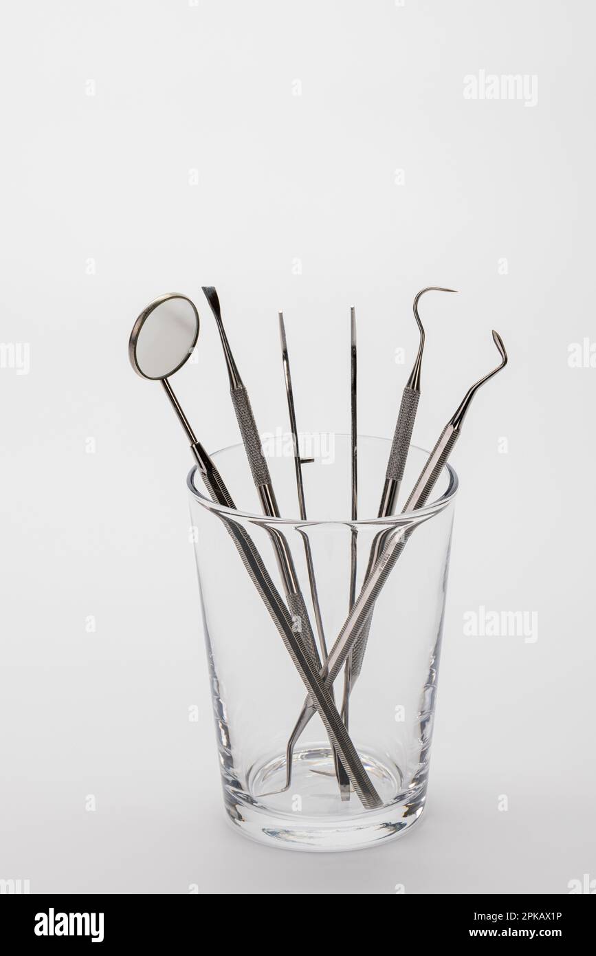 Set per la cura dei denti in vetro todontoiatrico, fondo bianco, Foto Stock