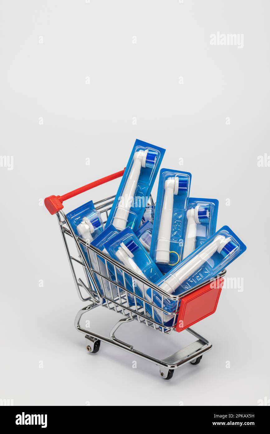 Carrello con spazzole di ricambio Oral B per spazzolino elettrico, fondo bianco, Foto Stock