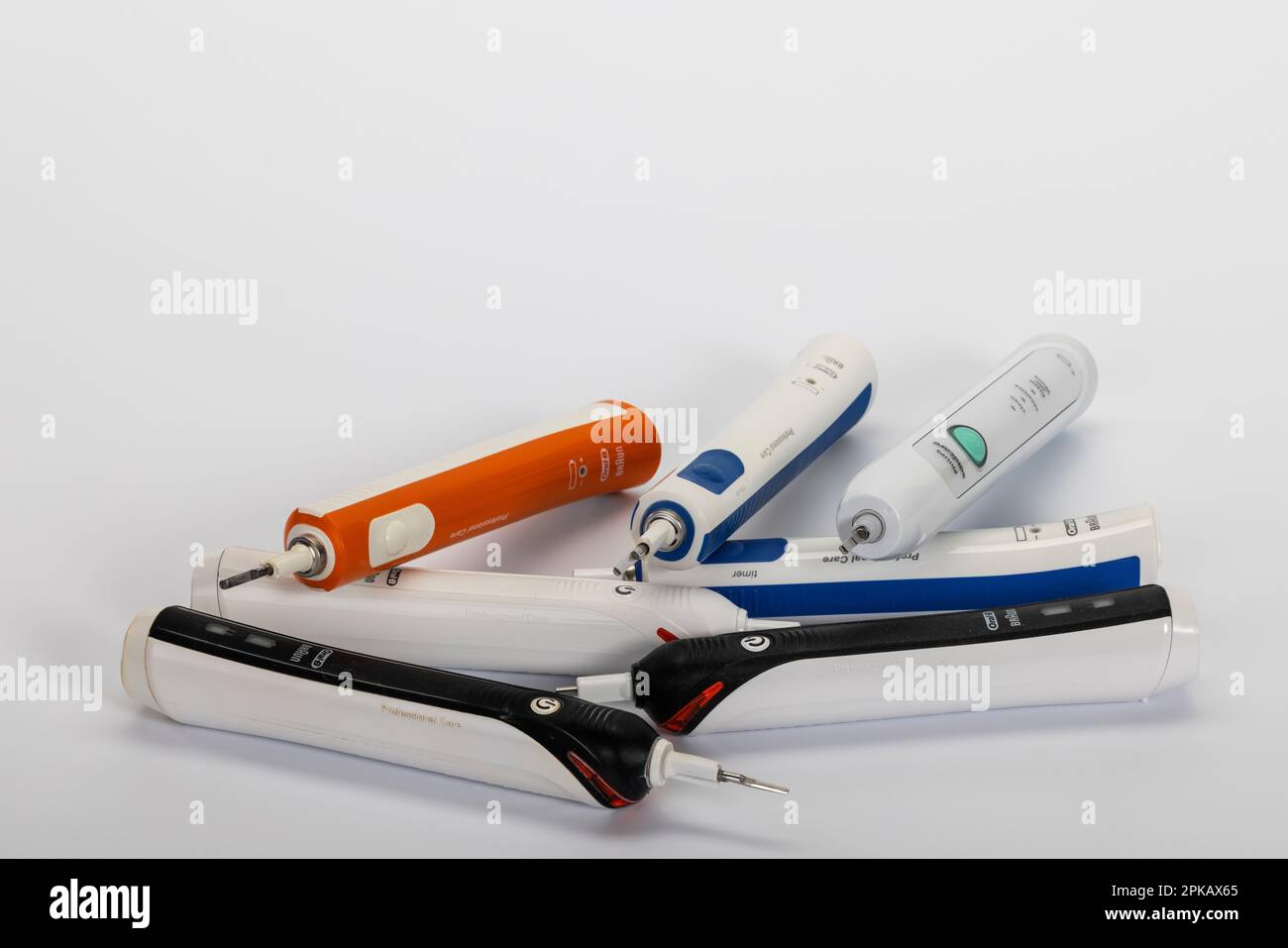 Spazzolini elettrici difettosi, marche diverse, immagine simbolo, smaltimento di rifiuti elettrici, sfondo bianco, Foto Stock