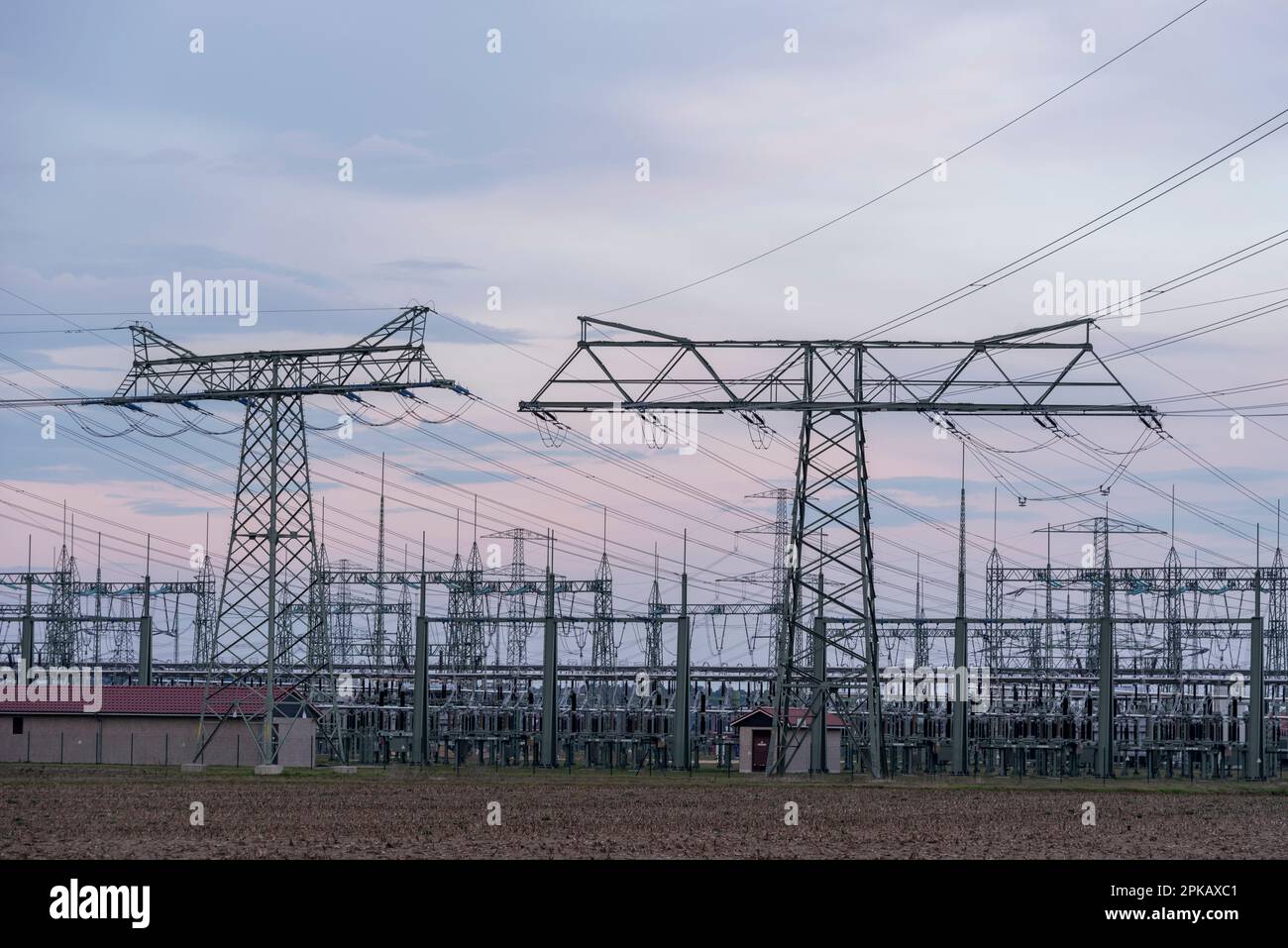 Stazione di Wolmirstedt, piloni di potenza, Sassonia-Anhalt, Germania Foto Stock