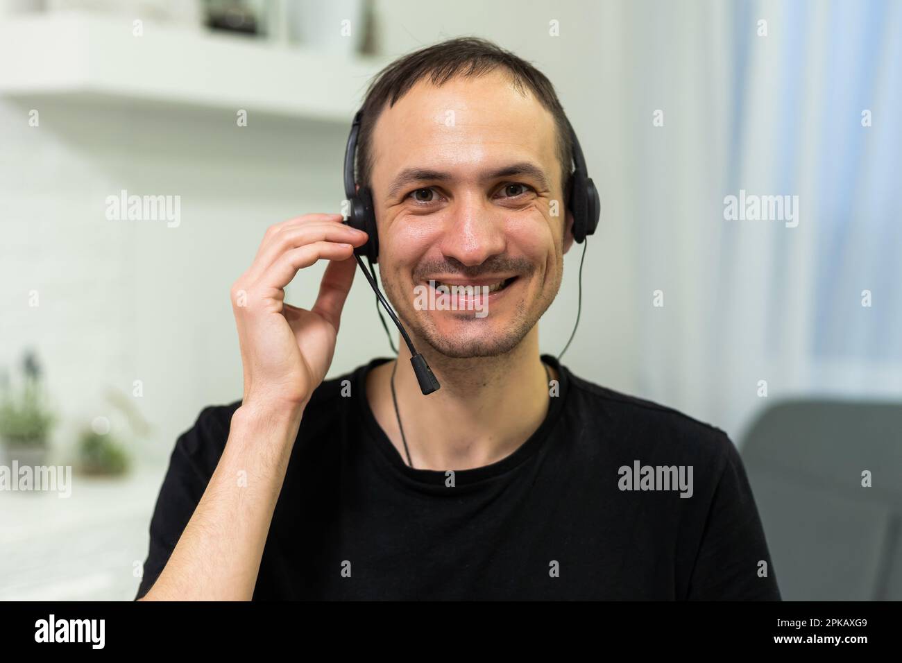 Un uomo d'affari partecipa a trattative virtuali a distanza con i colleghi tramite teleconferenza. Parlare con i clienti fornire strategia delle informazioni Foto Stock