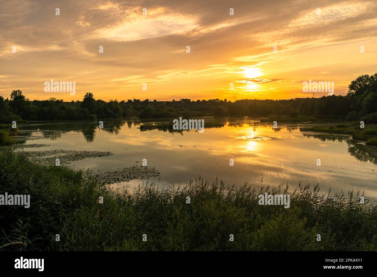 Tramonto nel santuario degli uccelli riserva naturale Garstadt vicino Heidenfeld nel quartiere di Schweinfurt, bassa Franconia, Baviera, Germania Foto Stock