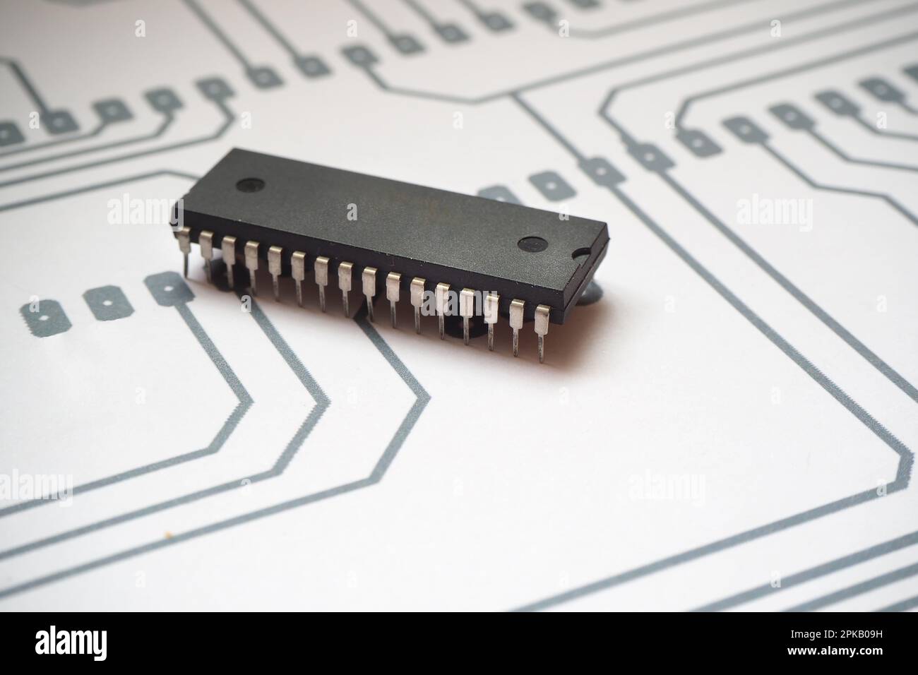 circuito integrato a 32 pin. Componente semiconduttore su uno schema elettronico. Foto Stock