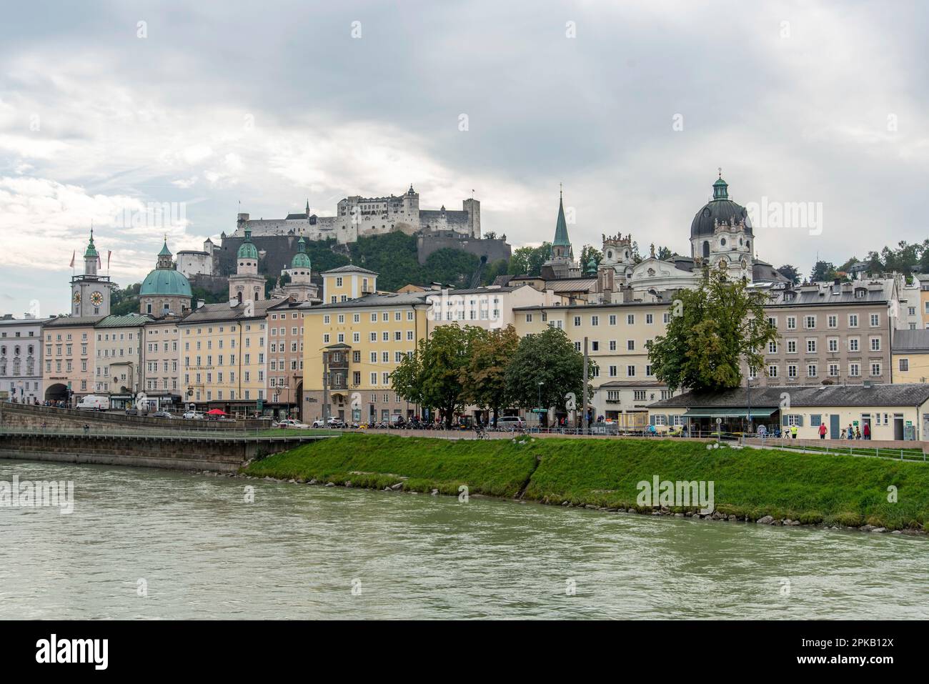 Una mattinata nuvolosa a Salisburgo, vista sul castello di Hohensalzburg, Austria, Europa Foto Stock