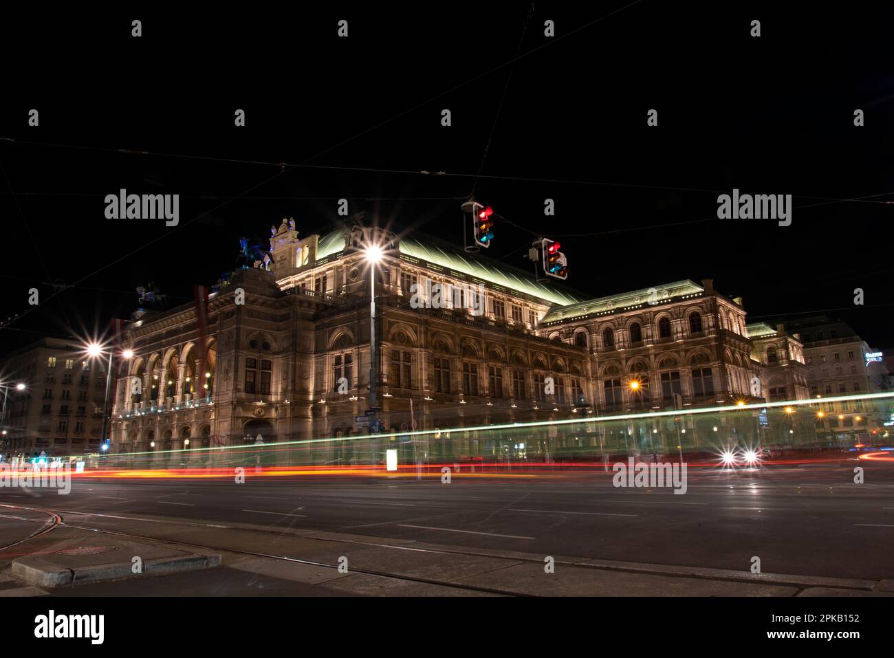 Il famoso Teatro dell'Opera di Vienna di notte, l'Austria Foto Stock