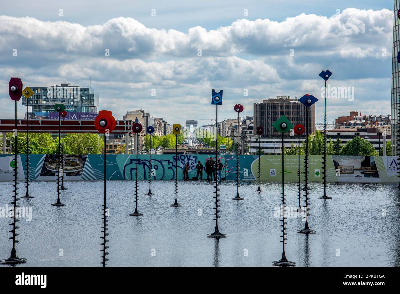 Installazione d'arte nel quartiere parigino la Defense con vista sull'Arco di Trionfo, Francia Foto Stock