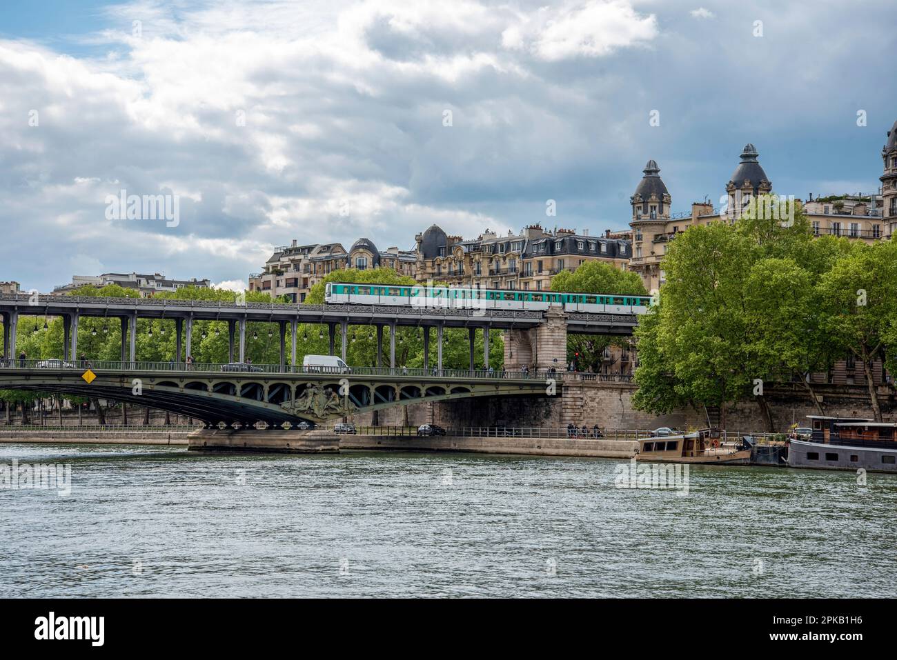 Una metropolitana che attraversa il ponte Bir Hakeim sulla Senna a Parigi, Francia Foto Stock