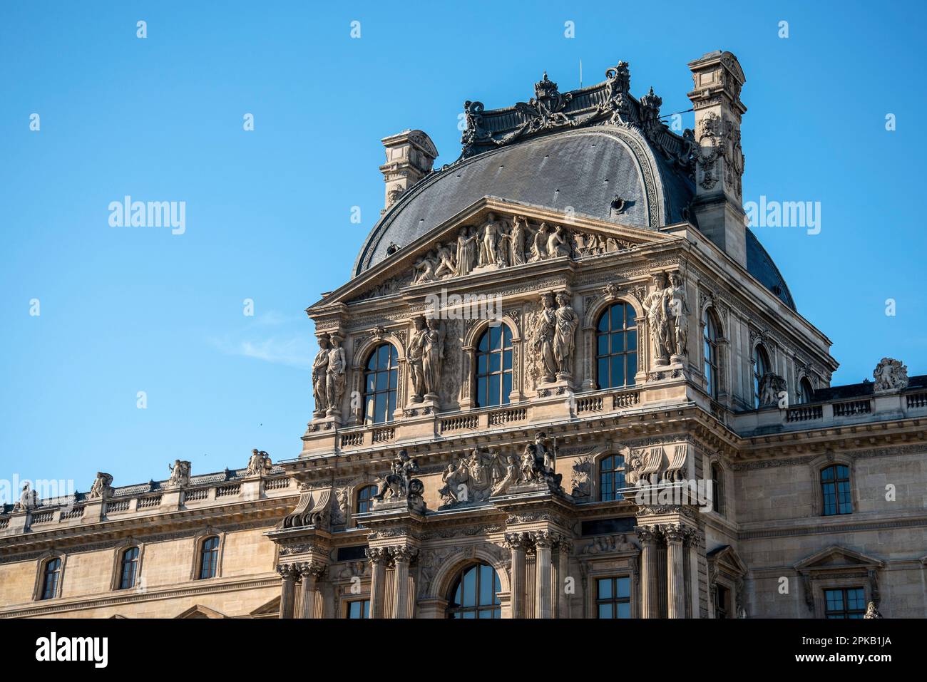 Dettaglio della facciata dell'ala sinistra del Louvre in una giornata estiva soleggiata a Parigi, Francia Foto Stock