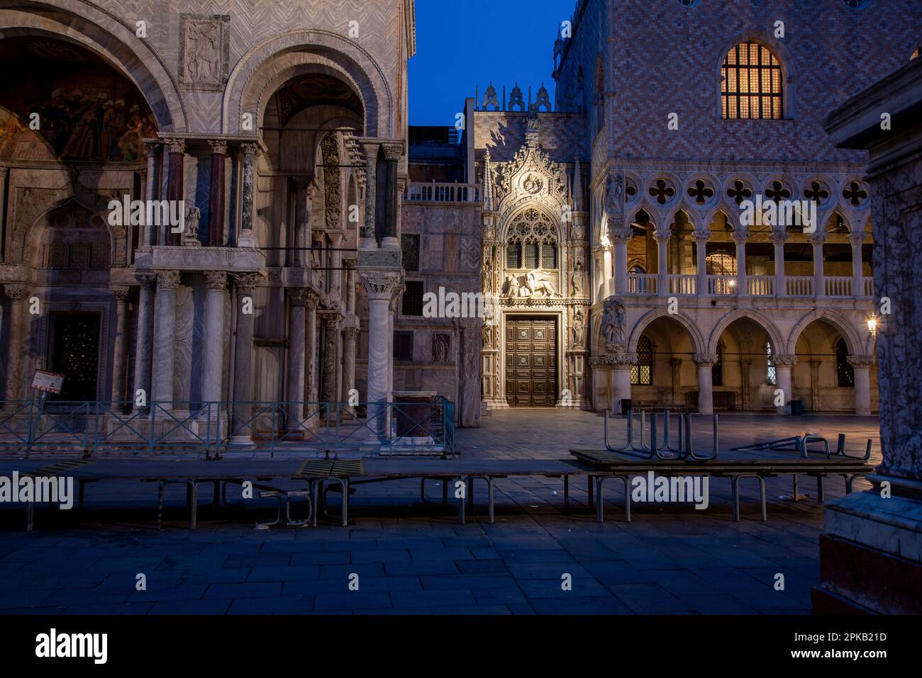 Piazza San Marco vuota e Basilica illuminata al mattino presto, Venezia, Italia Foto Stock