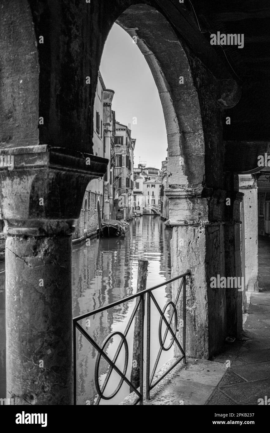 Via riparata con vista panoramica sul Rio dei SS Apostoli a Venezia Foto Stock