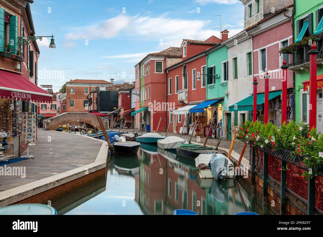 Case colorate al Rio Pontinello sull'Isola di Burano sotto un cielo panoramico, Isola di Venezia, Italia Foto Stock