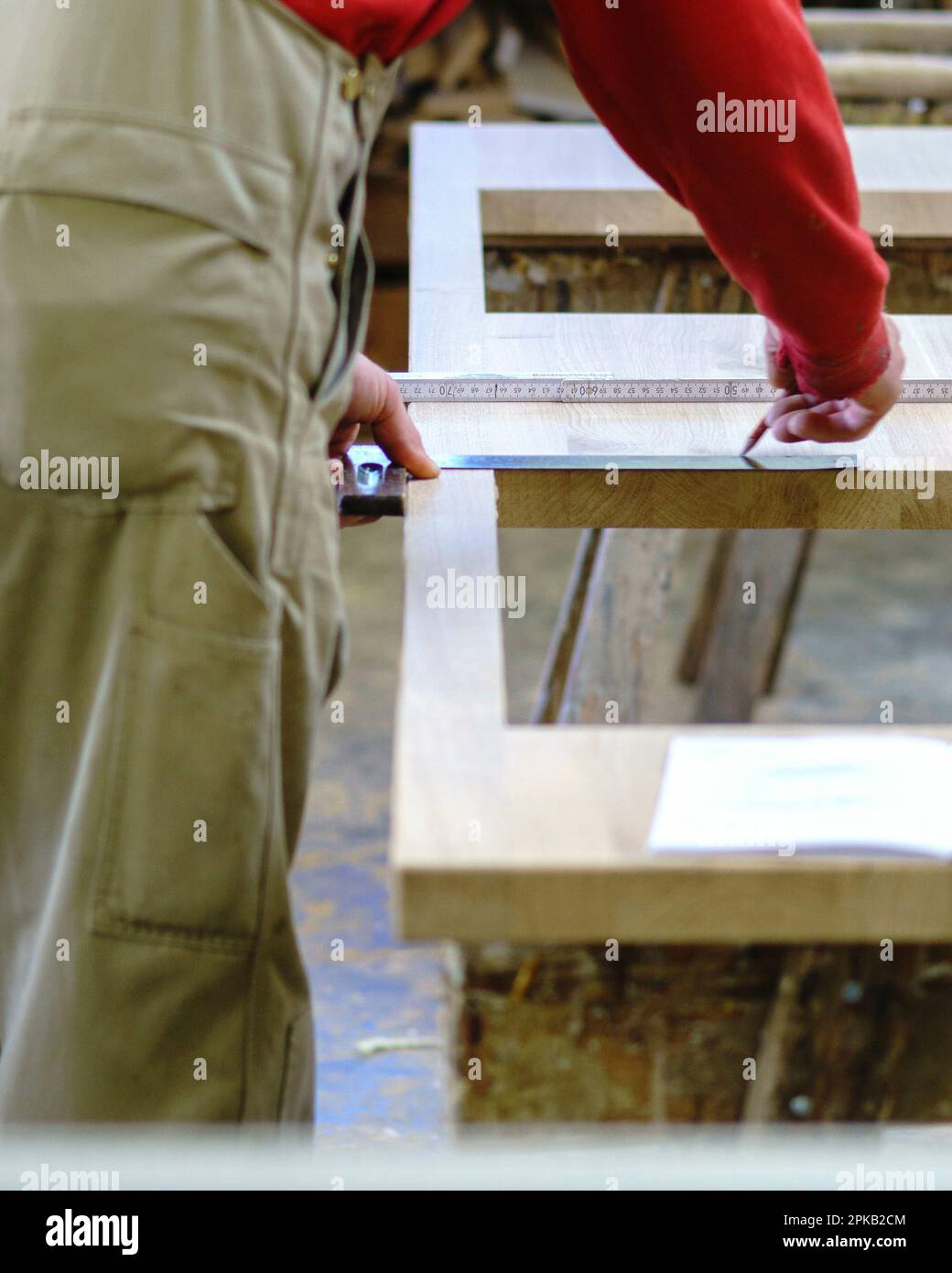 Carpenteria, uomo al lavoro, dettaglio, mani, legno, artigianato, materiale in legno Foto Stock