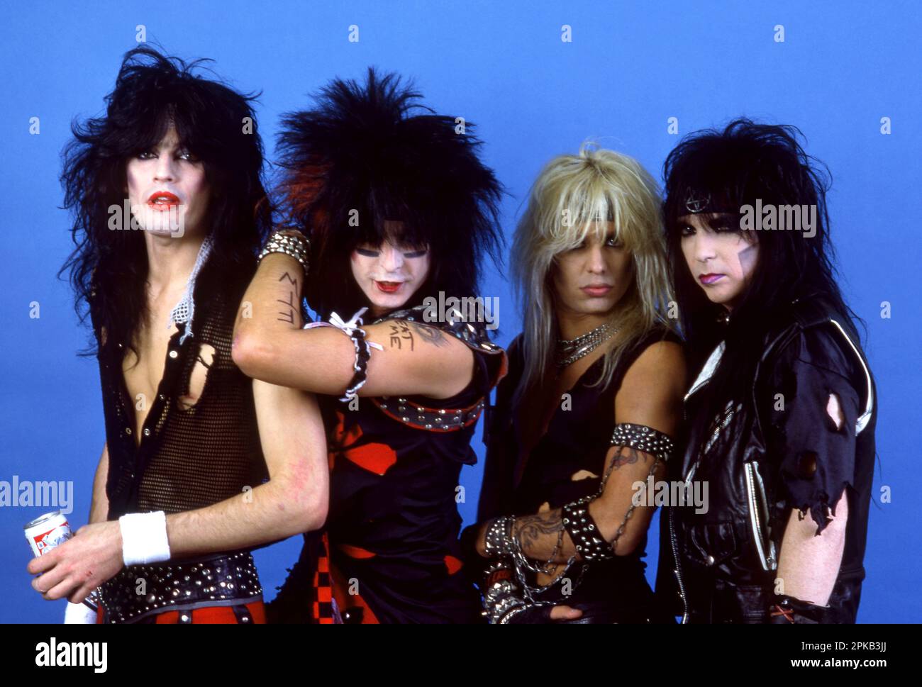 **FILE PHOTO** Mick Mars Sues Motley Crue. DETROIT, MI - SETTEMBRE 15: (L-R) il batterista Tommy Lee, il bassista Nikki Sixx, la cantante leader vince Neil e il chitarrista principale Mick Mars della band hard rock americana Motley Crue posa per un ritratto in studio durante il Theater of Pain Tour il 15 settembre 1985 alla Joe Louis Arena di Detroit, Michigan. Credit: Ross Marino Archive/MediaPunch Foto Stock