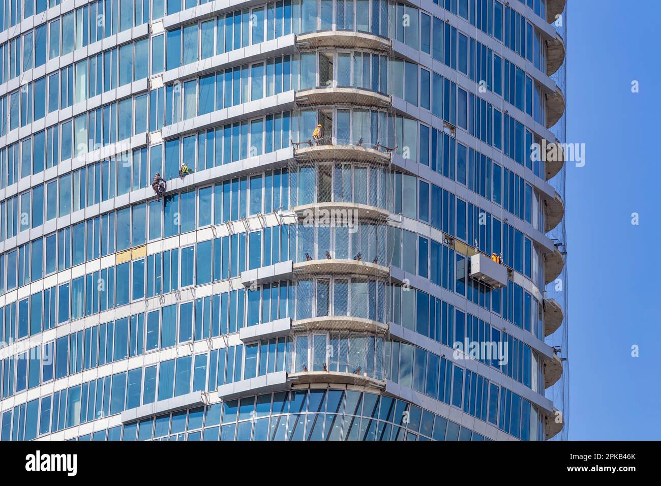 Facciata in vetro dell'edificio in costruzione. Progetto incompiuto, moderno edificio di uffici è in costruzione. Foto Stock