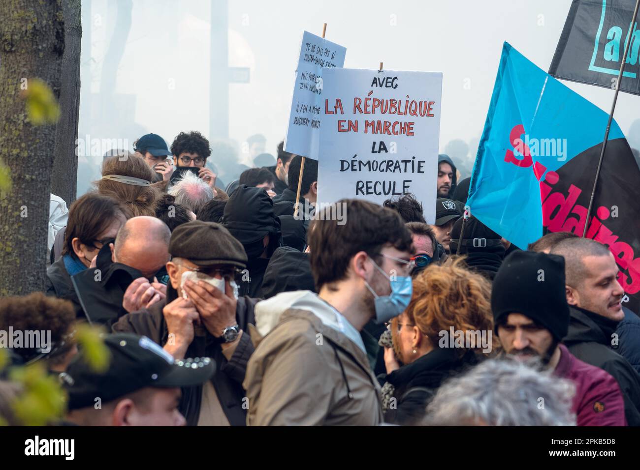 Parigi, Francia, 6 aprile 2023. La gente protesta con cartelli ironici e sopporta gas lacrimogeni - Jacques Julien/Alamy Live News Foto Stock
