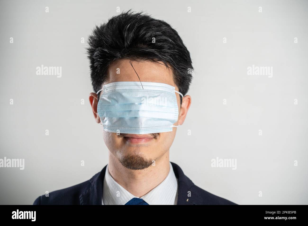 Uomo che indossa una maschera sopra gli occhi. Foto Stock