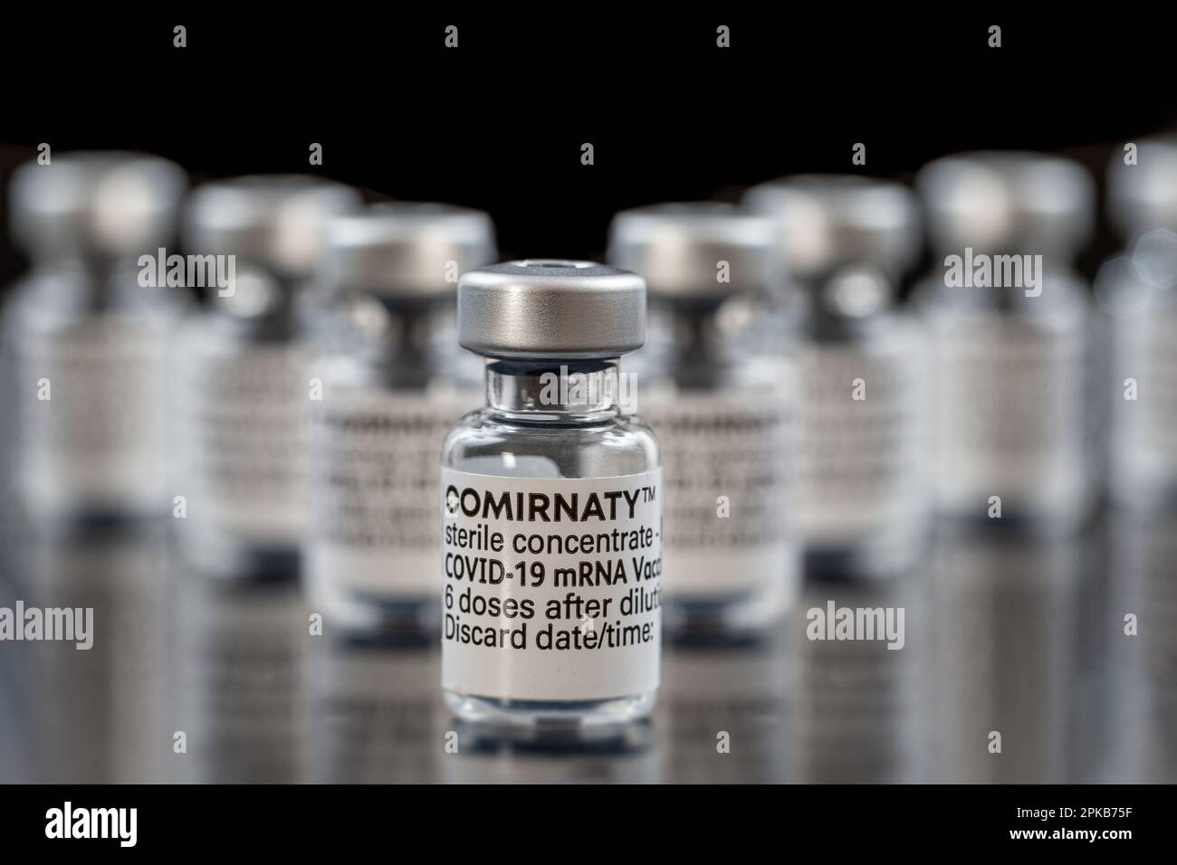 Fiale di vaccino in prospettiva - netto al centro. Foto Stock