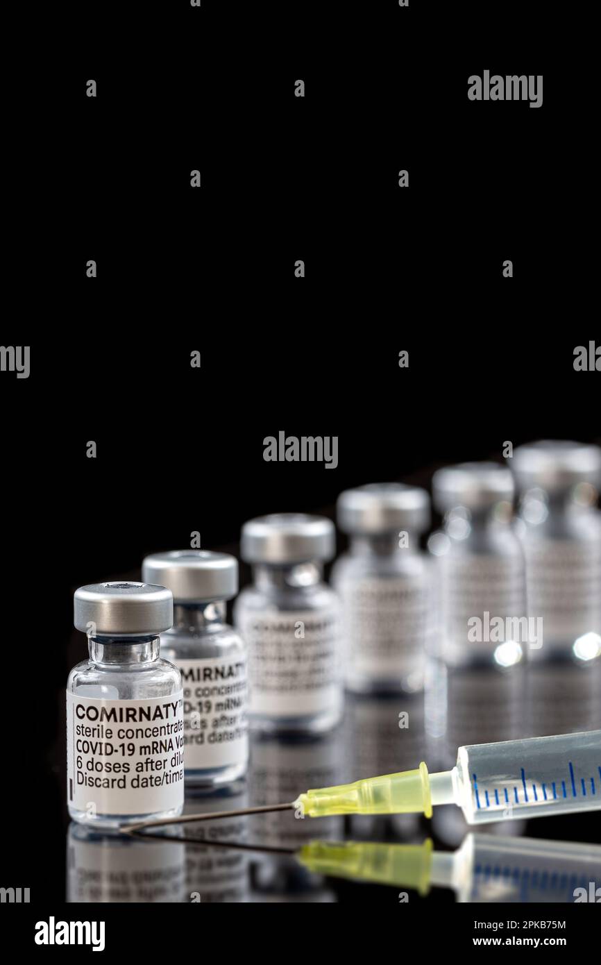 Facons di vaccini enliladed su sfondo nero. Foto Stock