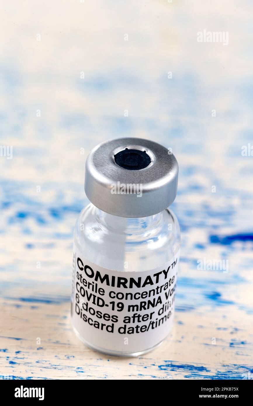 6 dosi di vaccino su sfondo blu. Foto Stock