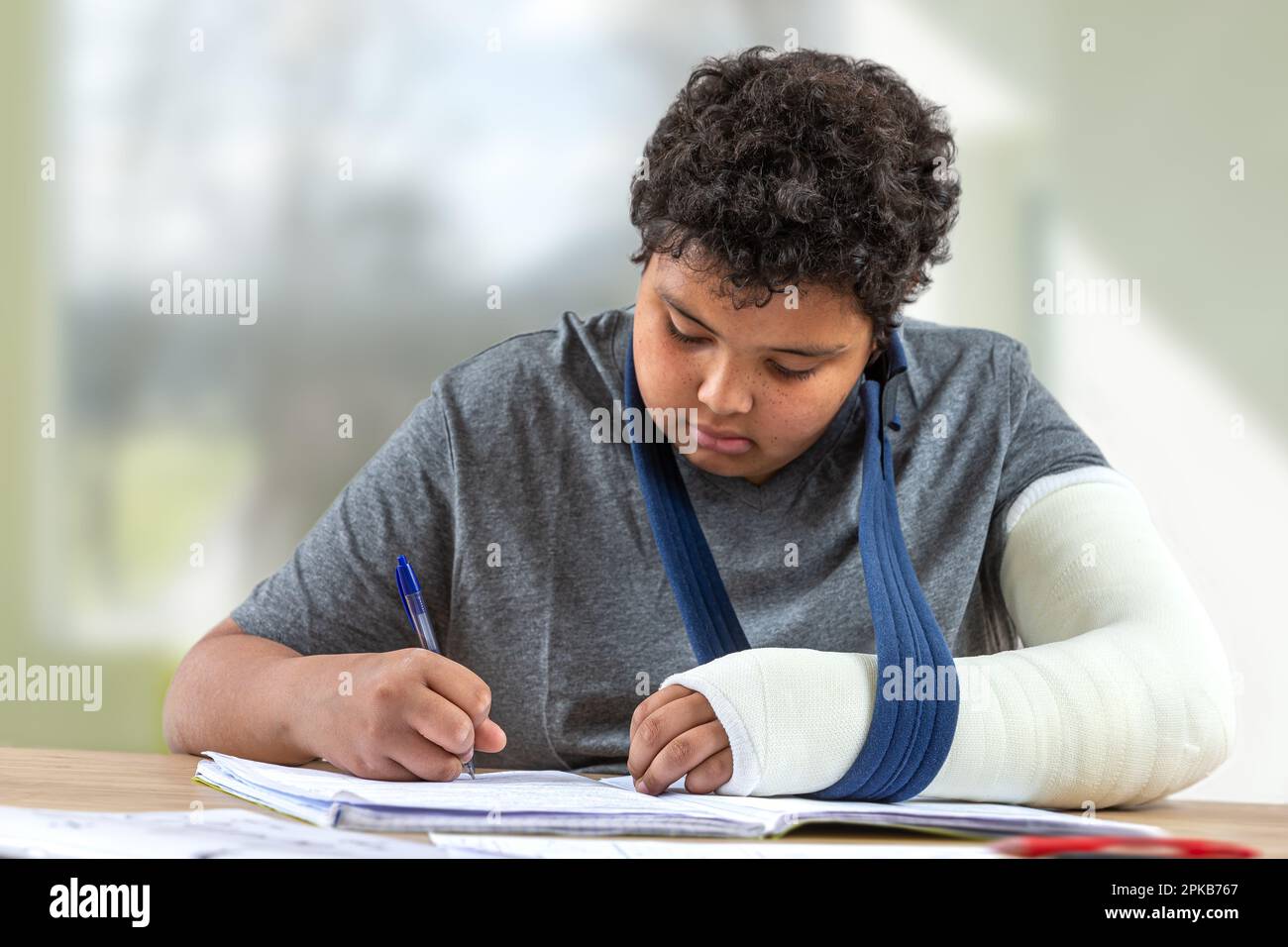 Giovane ragazzo a tran che fa i compiti a casa. Foto Stock
