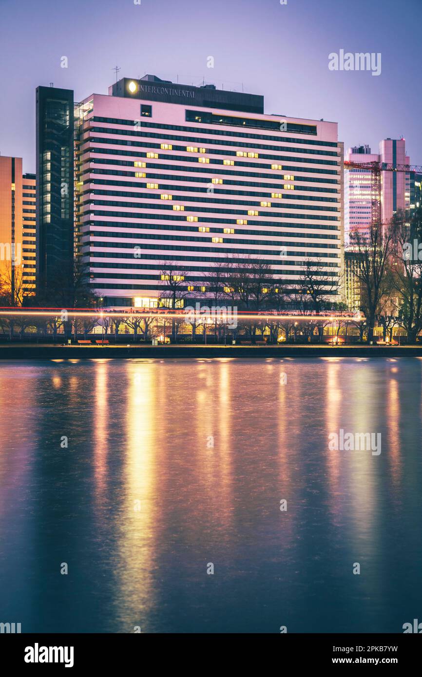 Alto edificio a Francoforte sul meno, facciata, finestre individuali sono illuminate e formano un cuore, l'Assia, Germania Foto Stock