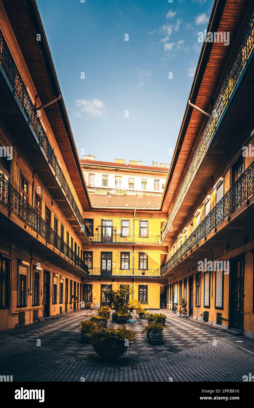 Vista dei famosi cortili storici delle case di Budapest, Ungheria Foto Stock