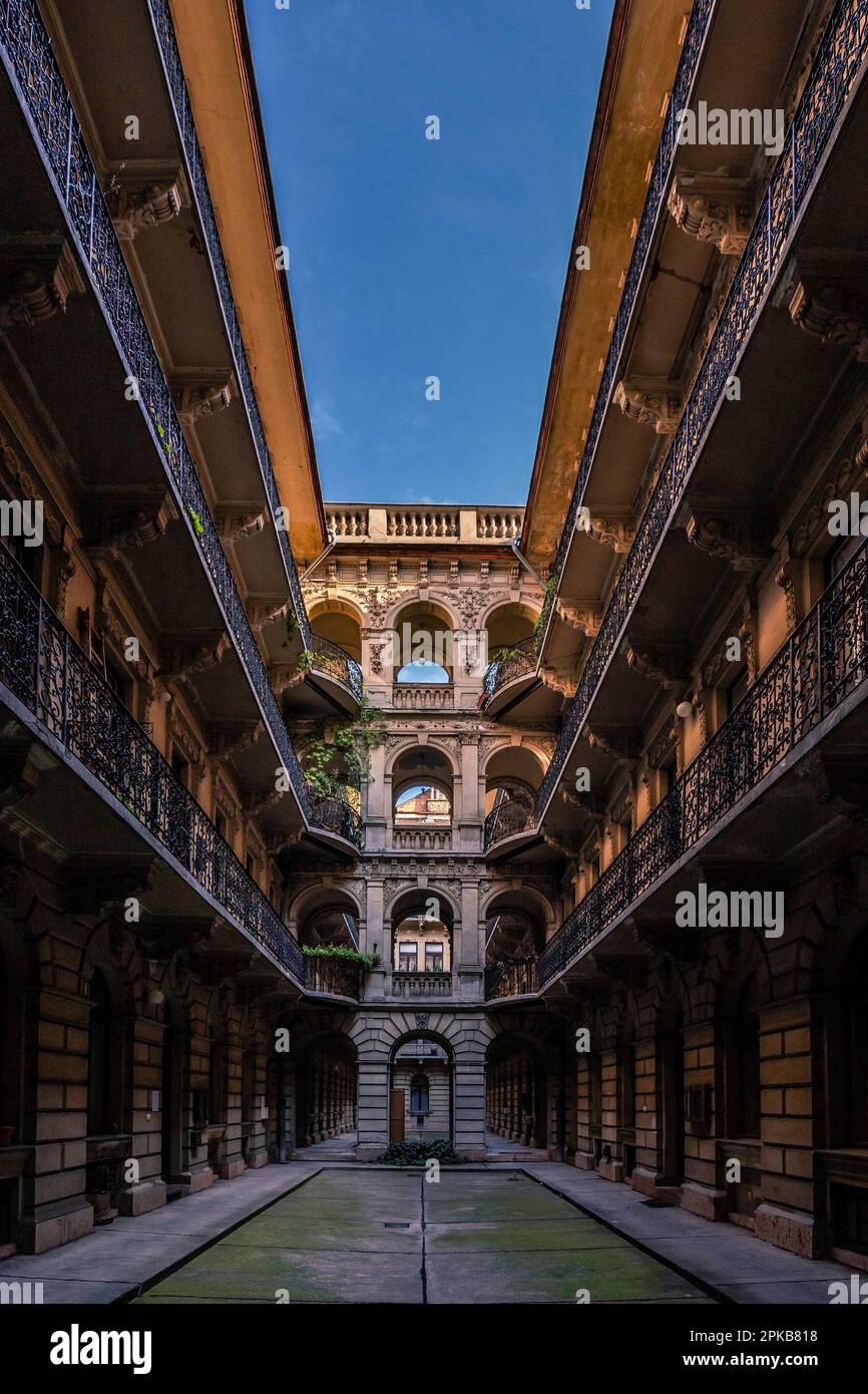 Vista dei famosi cortili storici delle case di Budapest, Ungheria Foto Stock