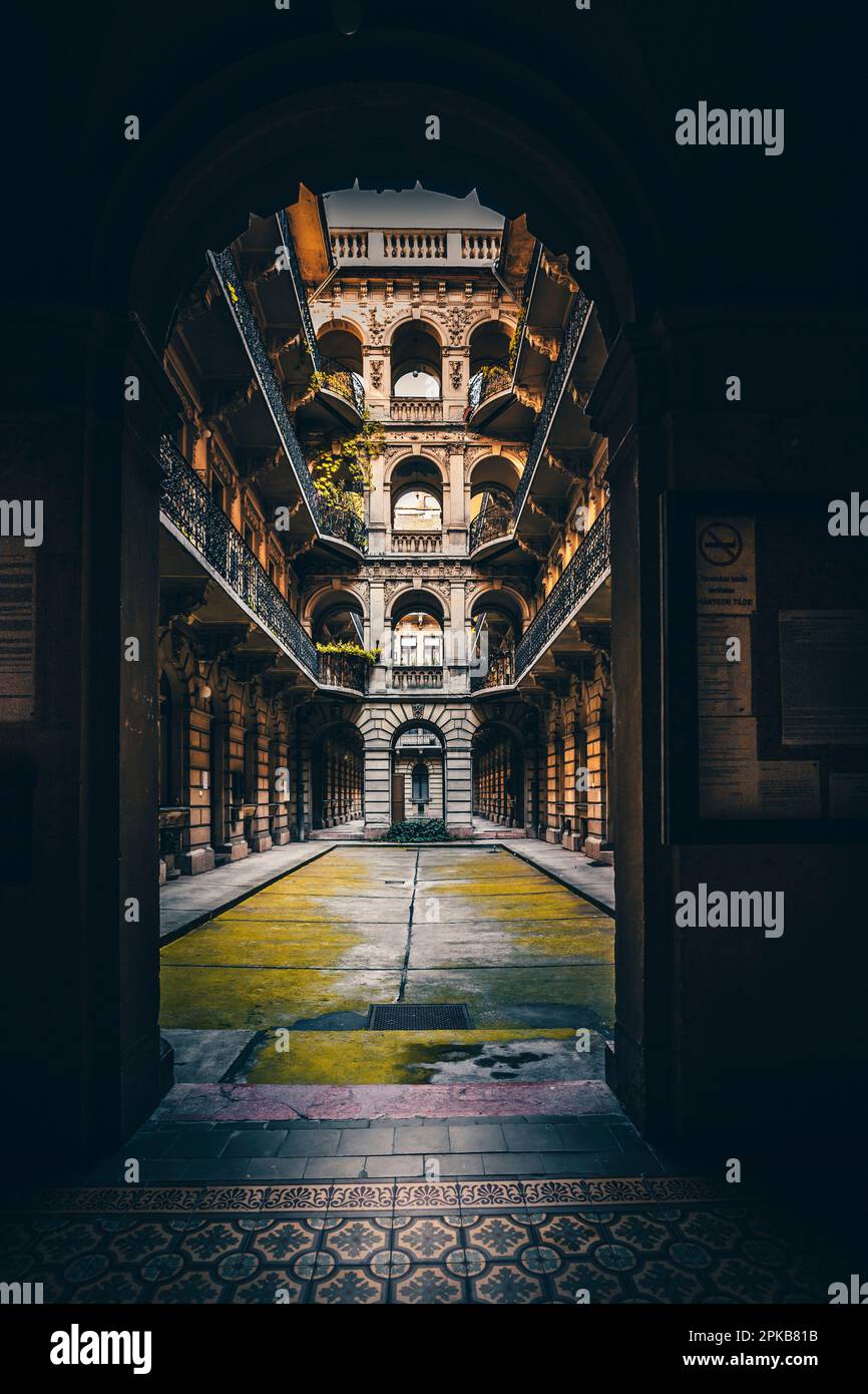 Vista dei famosi cortili storici delle case di Budapest, Ungheria Foto Stock