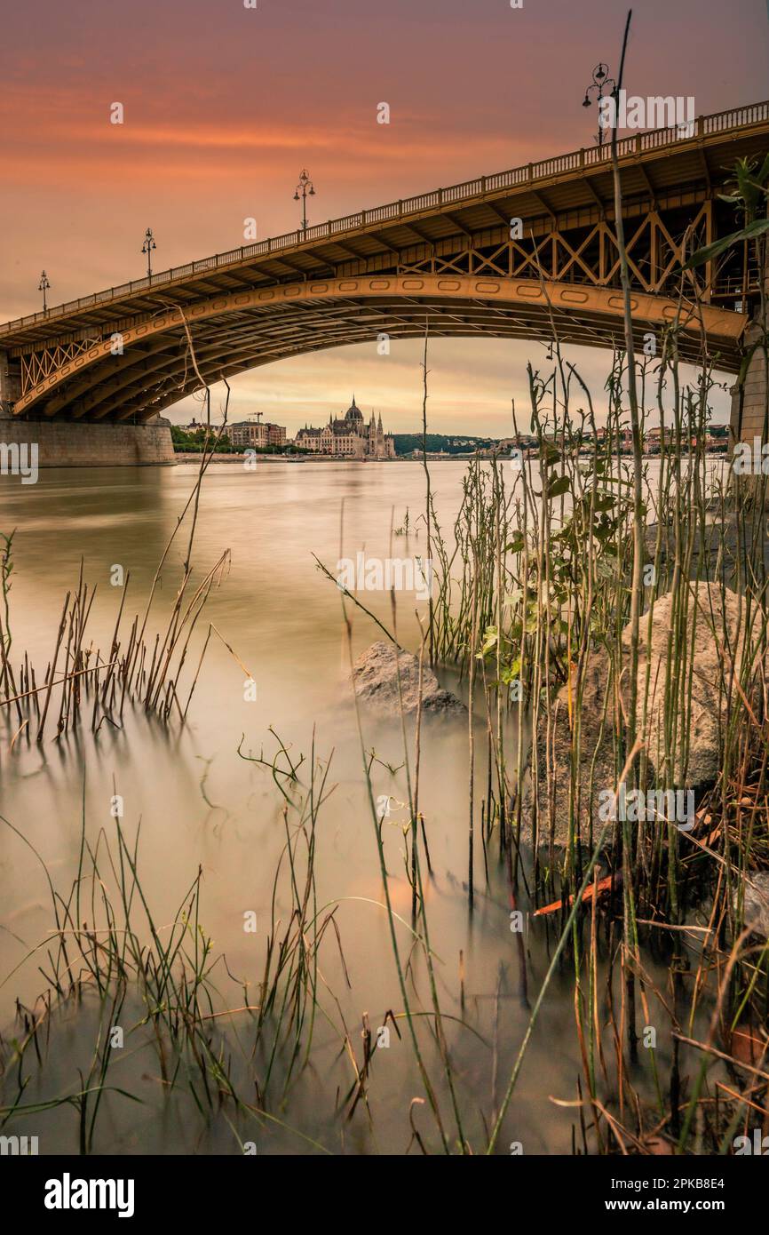 Ungheria, Budapest, lunga esposizione sulla riva del Danubio, vista al parlamento sotto Ponte Margherita / Margaret nascose Foto Stock