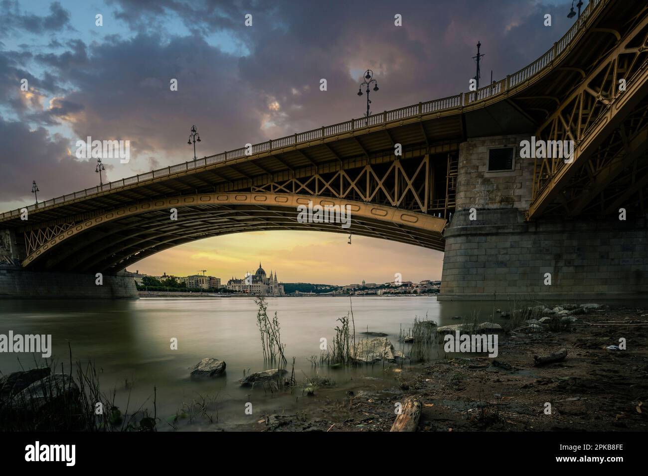 Ungheria, Budapest, lunga esposizione sulla riva del Danubio, vista al parlamento sotto Ponte Margherita / Margaret nascose Foto Stock