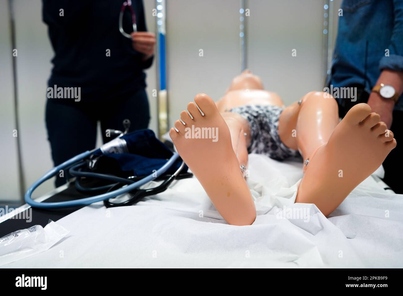 I medici generici sono addestrati alle procedure di emergenza pediatrica. Un medico svolge il ruolo della madre durante l'intervento. Foto Stock