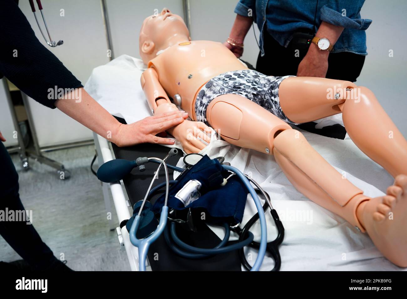 I medici generici sono addestrati alle procedure di emergenza pediatrica. Un medico svolge il ruolo della madre durante l'intervento. Foto Stock