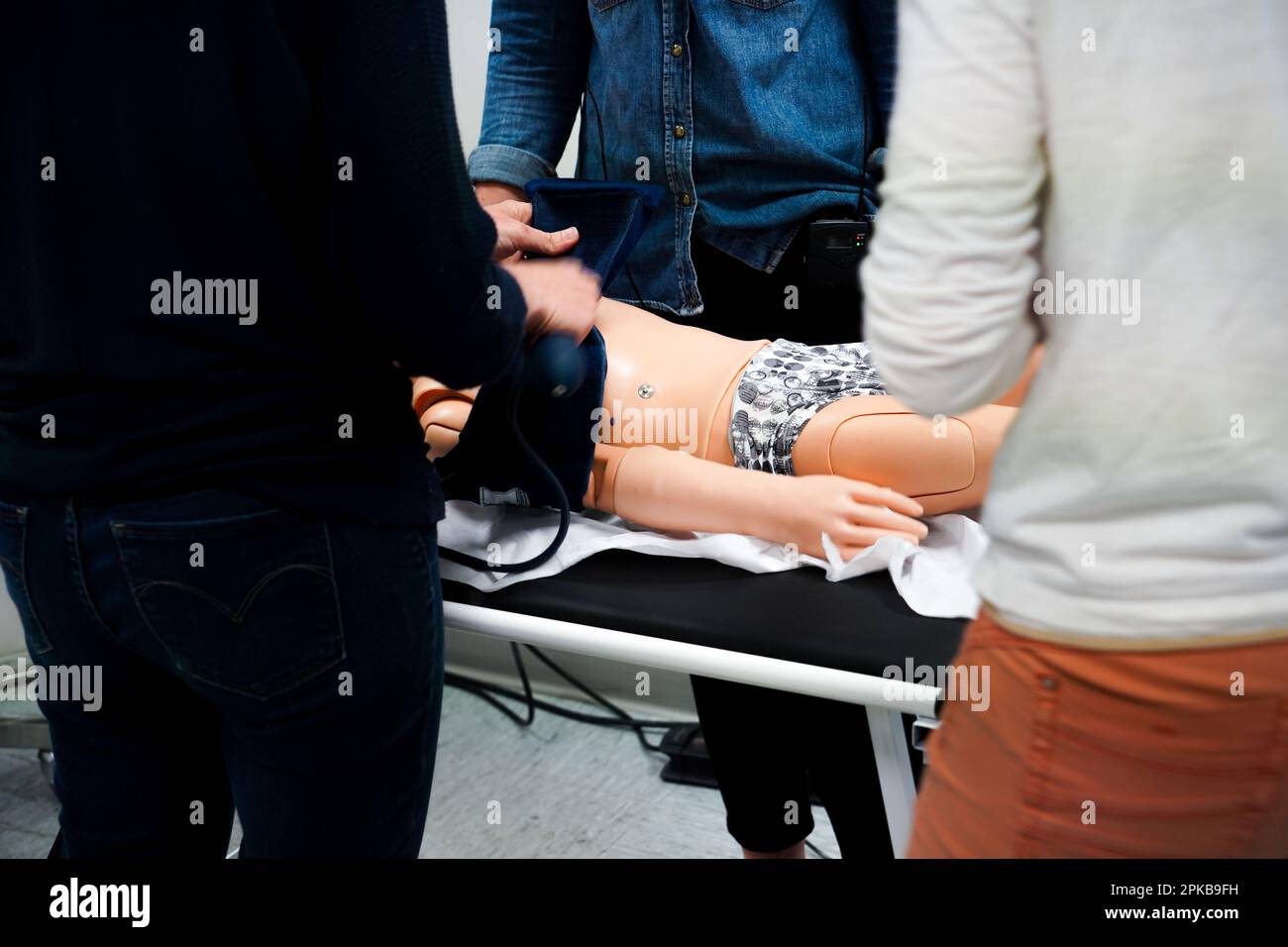 I medici generici sono addestrati alle procedure di emergenza pediatrica. Un medico svolge il ruolo della madre durante l'intervento. Foto Stock