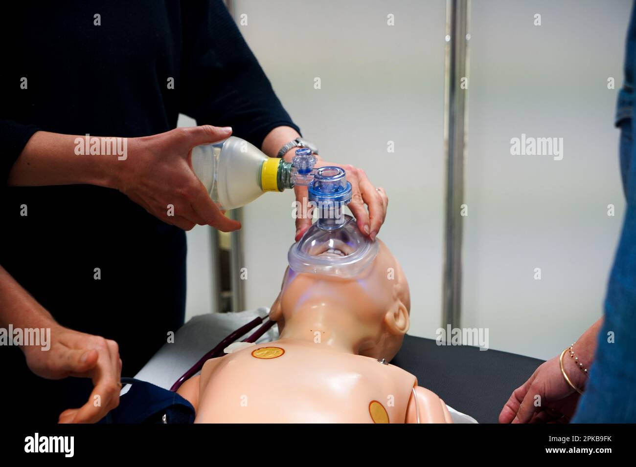 I medici generici sono addestrati alle procedure di emergenza pediatrica. Un medico svolge il ruolo della madre durante l'intervento. Foto Stock
