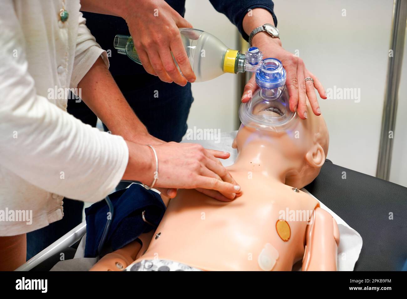 I medici generici sono addestrati alle procedure di emergenza pediatrica. Un medico svolge il ruolo della madre durante l'intervento. Foto Stock