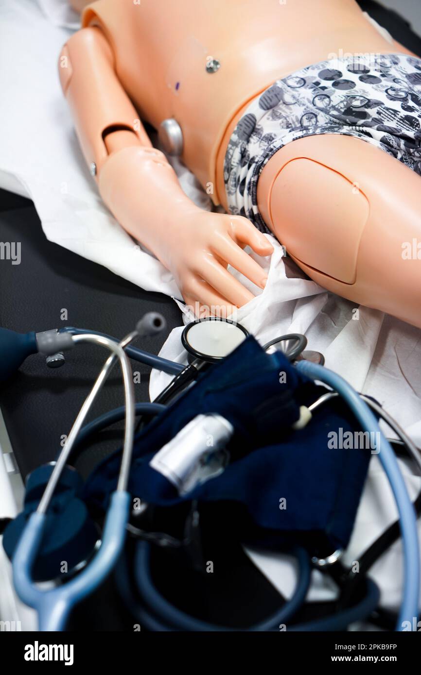 I medici generici sono addestrati alle procedure di emergenza pediatrica. Un medico svolge il ruolo della madre durante l'intervento. Foto Stock