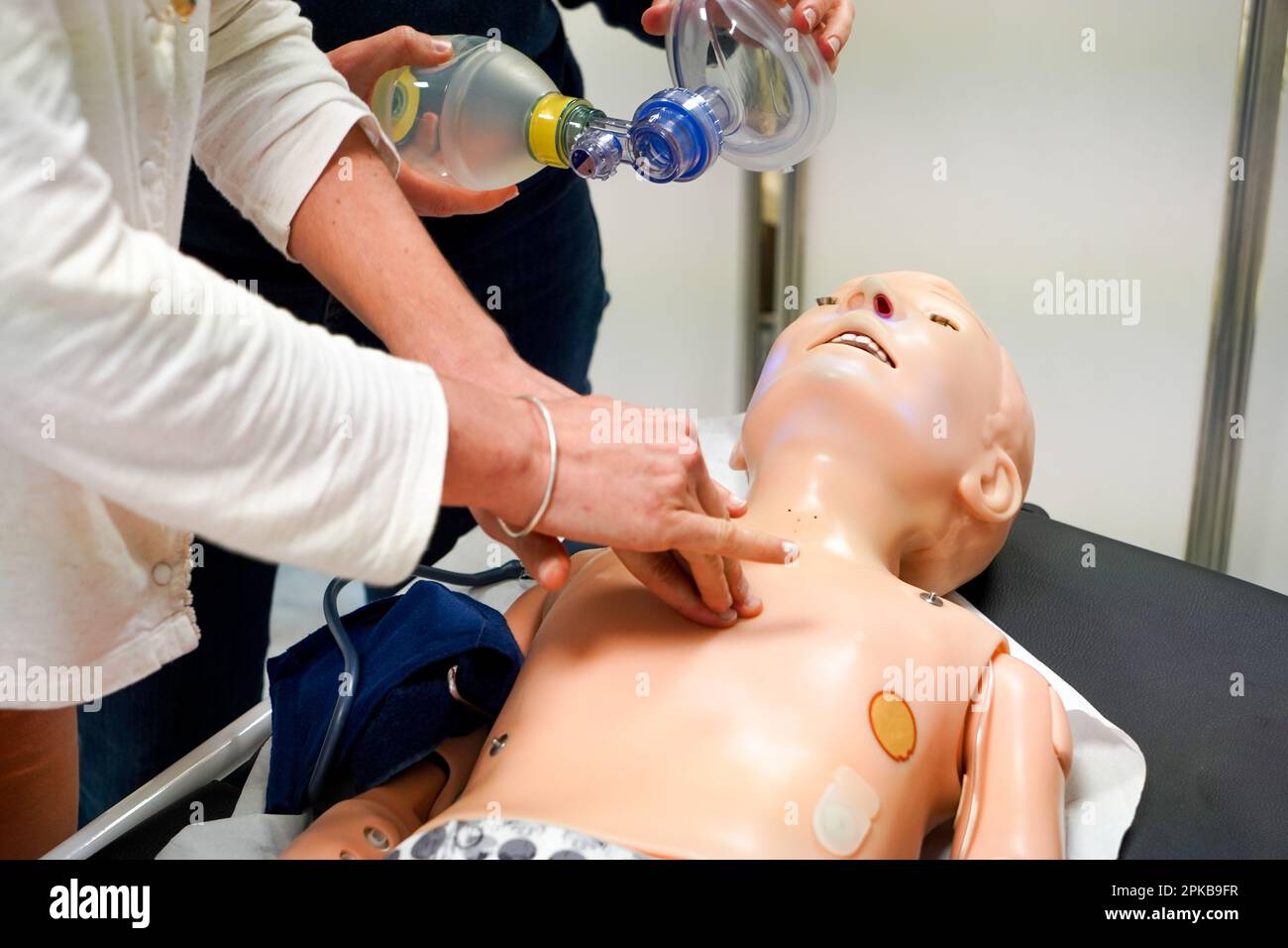 I medici generici sono addestrati alle procedure di emergenza pediatrica. Un medico svolge il ruolo della madre durante l'intervento. Foto Stock