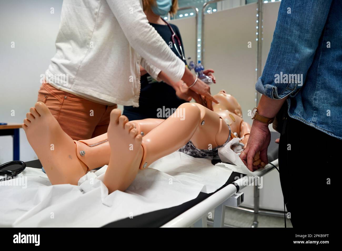 I medici generici sono addestrati alle procedure di emergenza pediatrica. Un medico svolge il ruolo della madre durante l'intervento. Foto Stock