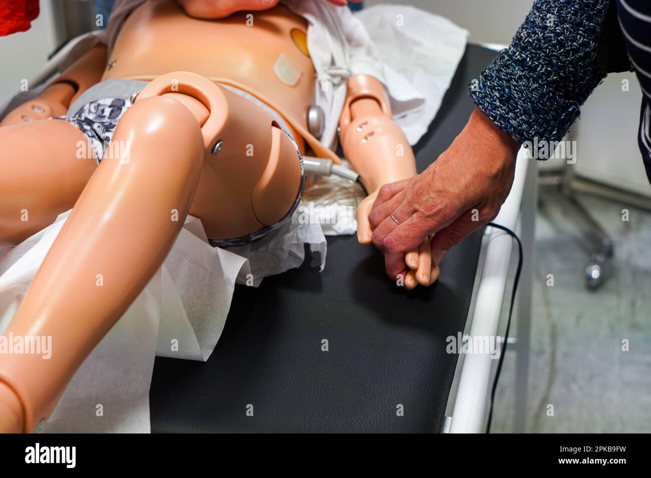 I medici generici sono addestrati alle procedure di emergenza pediatrica. Un bambino soffre di gravi difficoltà respiratorie. Foto Stock