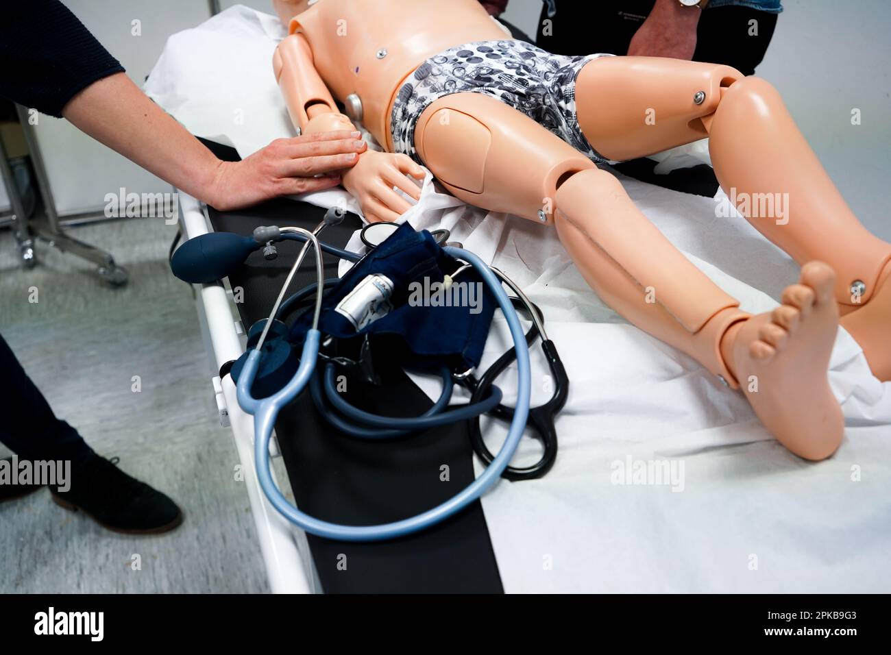 I medici generici sono addestrati alle procedure di emergenza pediatrica. Un medico svolge il ruolo della madre durante l'intervento. Foto Stock