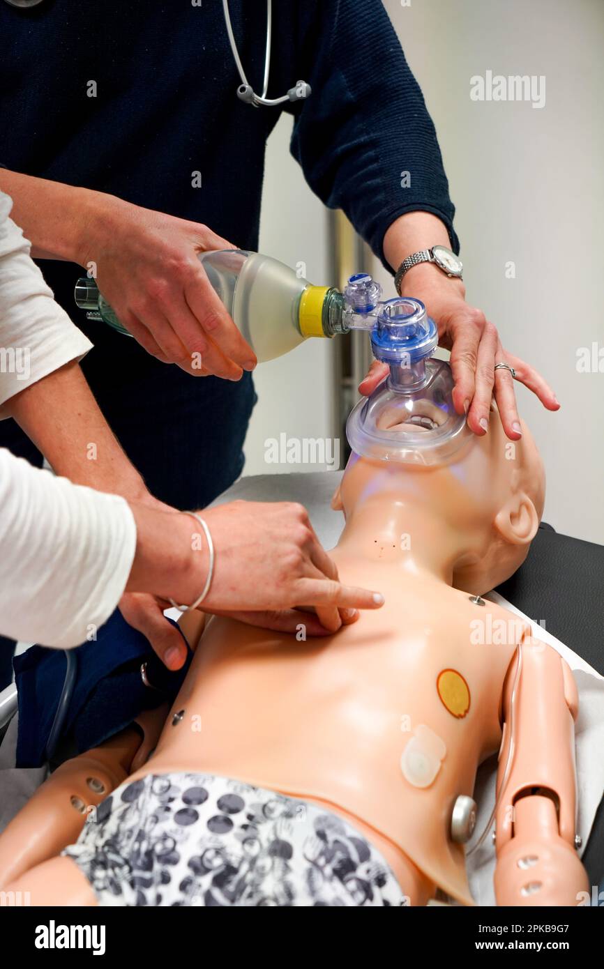 I medici generici sono addestrati alle procedure di emergenza pediatrica. Un medico svolge il ruolo della madre durante l'intervento. Foto Stock