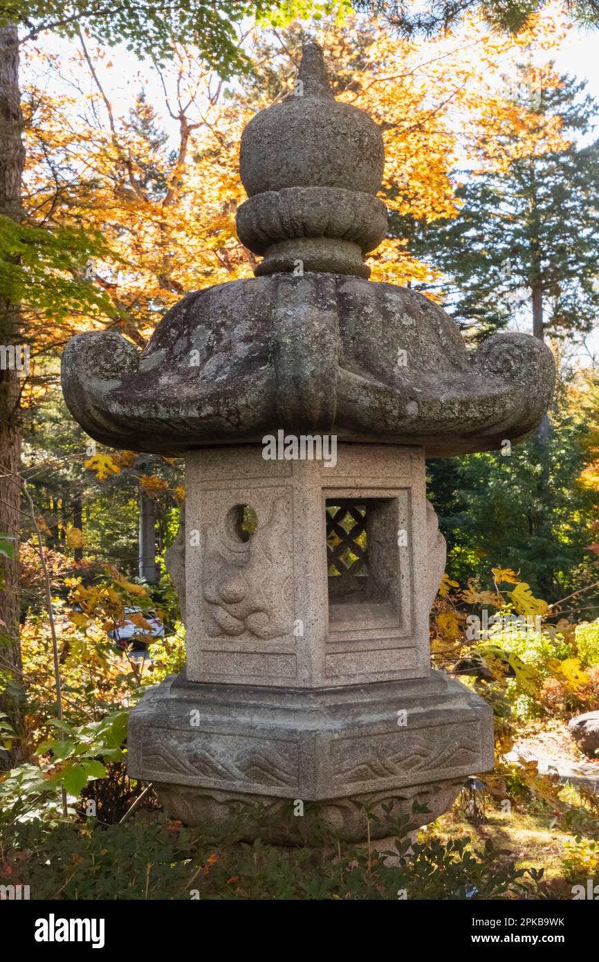 Giappone, Honshu, Prefettura di Nagano, Karuizawa, Mammei Historic Hotel, Lanterna di pietra in Hotel sterlina Foto Stock