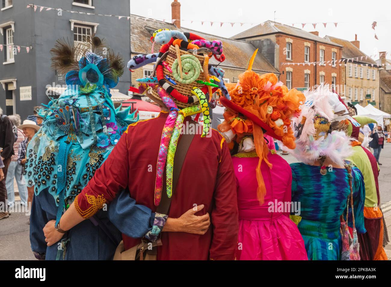 Inghilterra, Dorset, Bridport, l'annuale Festival del cappello di Bridport, cappelli pieni di colori Foto Stock