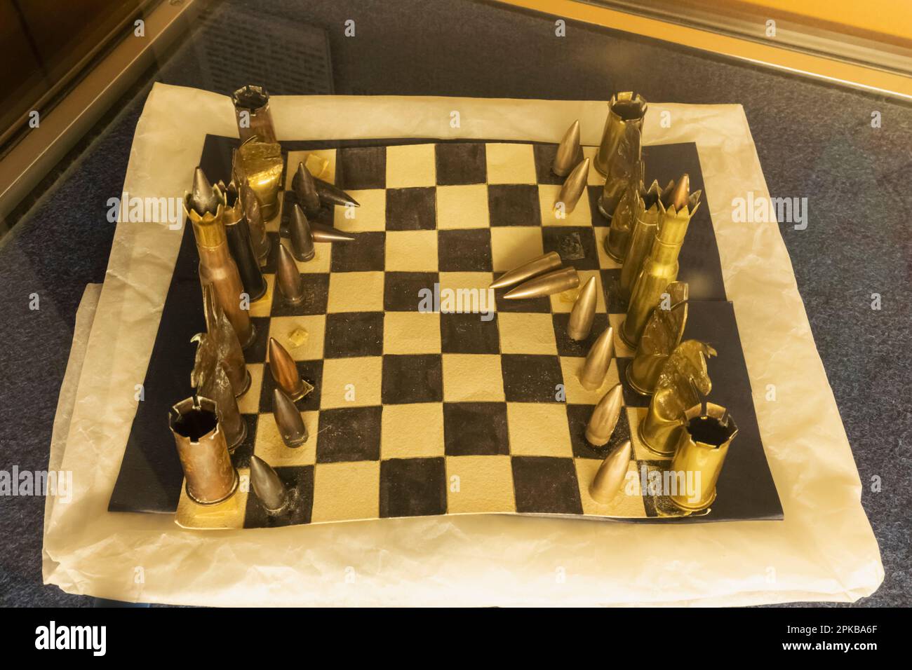 Inghilterra, Dorset, Blandford Forum, Royal Signals Museum, esposizione di un set di scacchi fatto da proiettili e involucri Shell Foto Stock