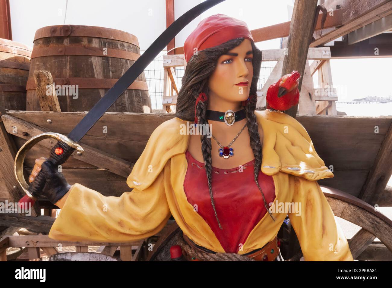 Inghilterra, Dorset, isola di Purbeck, Swanage, parco divertimenti Figura di un pirata femminile Foto Stock