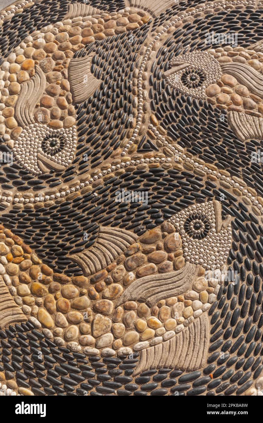 Inghilterra, Dorset, Isola di Purbeck, Swanage, il Mosaico di Pebble Fish di Maggy Howarth Foto Stock