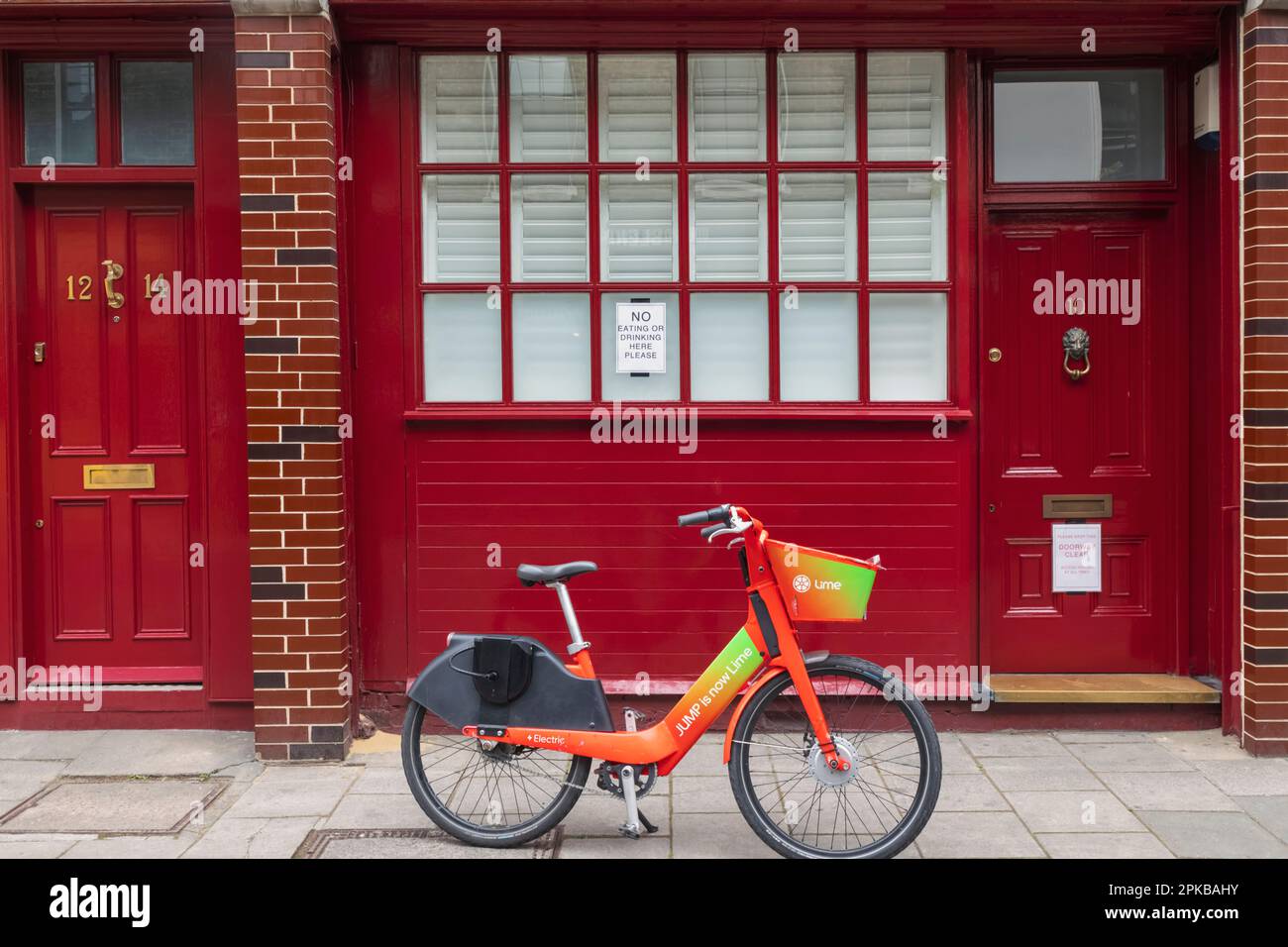 Noleggio biciclette in Inghilterra, Londra, Southwark, Lime di fronte alle Red Doors Foto Stock